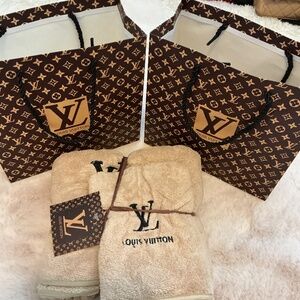 BATH AND HAND TOWEL SET WITH GIFT BAG SOLD OUT